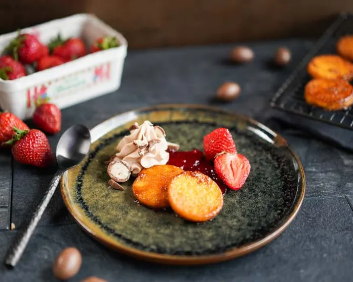 Karamellisierte Polenta-Taler / mit Schokobons-Joghurt-Creme & Erdbeermarmelade