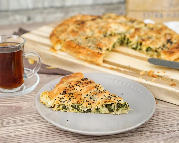 Türkisches Börek mit selbstgemachtem Yufkateig / mit Spinatfüllung