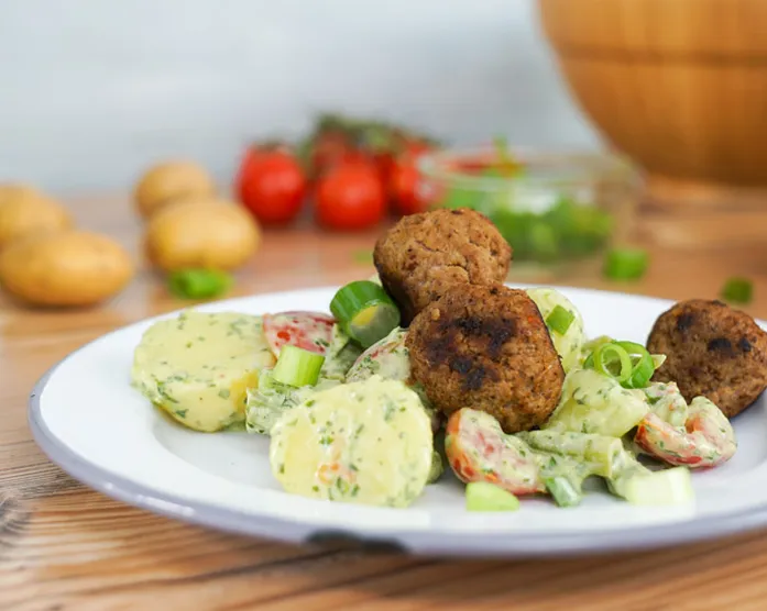 Pesto-Kartoffeln mit Käse-Frikadellen