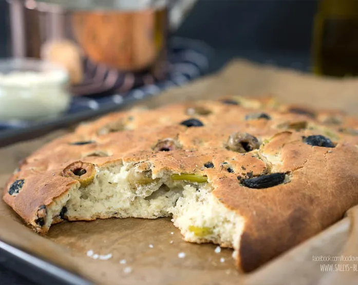 Mediterranes Fladenbrot mit Käse-Dip