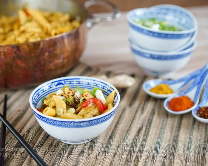 schnelles One Pot Rezept: asiatische Nudelpfanne mit Penne, Hähnchen & Kokosmilch