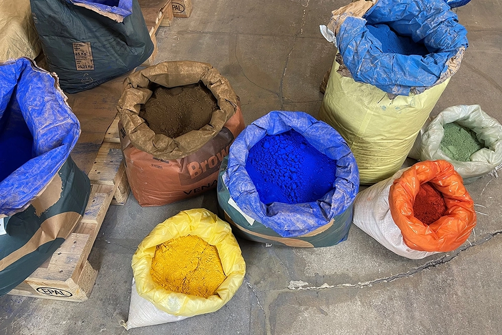 Trockene Pigmente in schönen Naturfarben in Lieferform im ktCOLOR Manudaktur Pigmentlager.