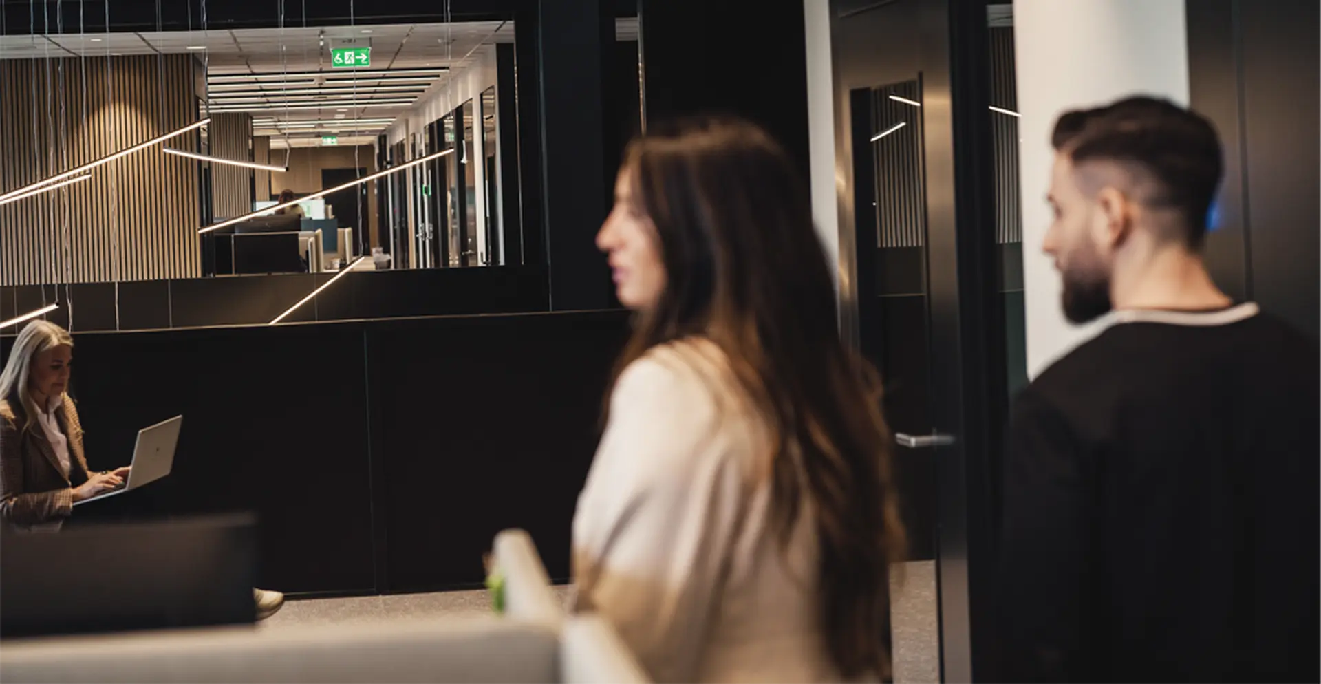 Två medarbetare går på ett kontor