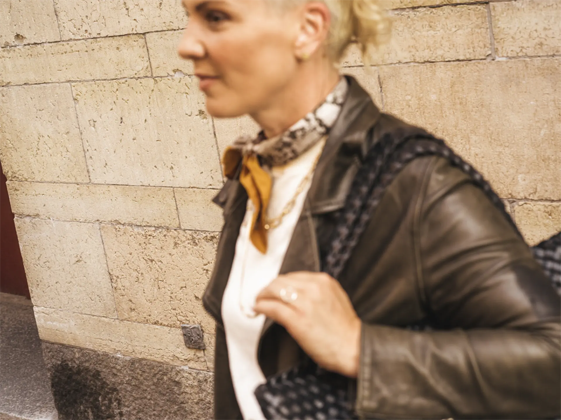 Kvinna med skinnjacka och scarf