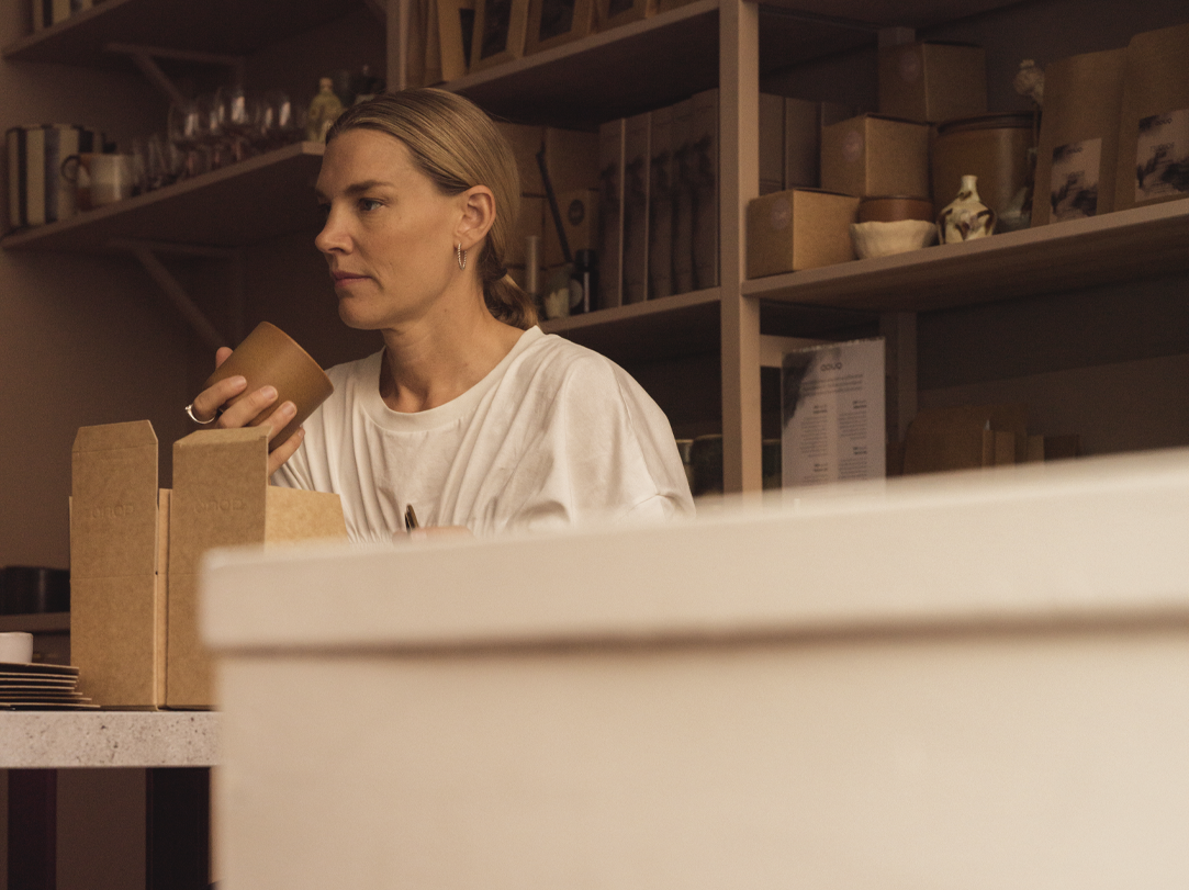 Fokuserad kvinna arbetar