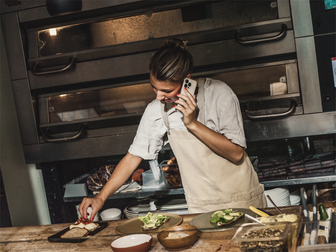 kvinna arbetar i kök