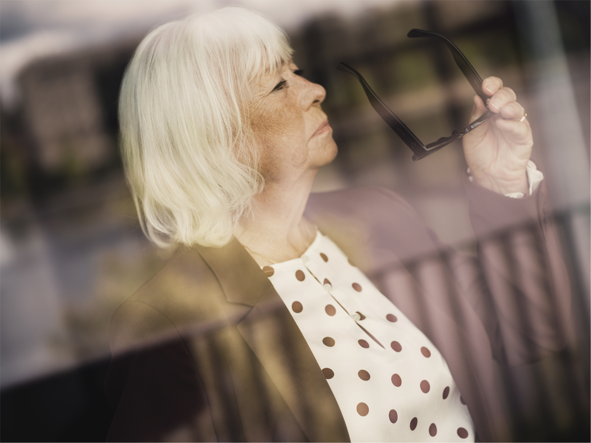 Kvinna fotad genom fönster