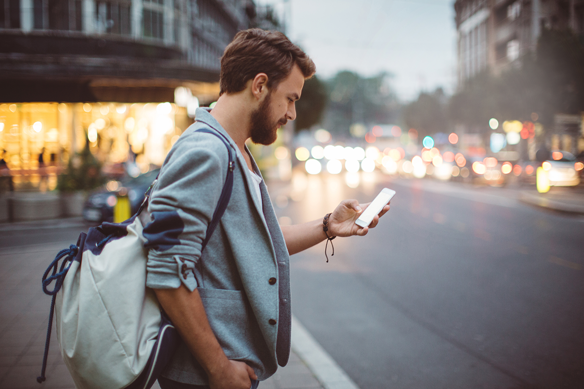 Man som sköter sin lönehantering i telefonen.