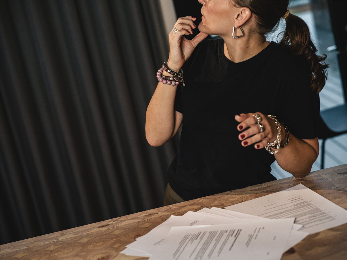 Kvinna sitter och tänker