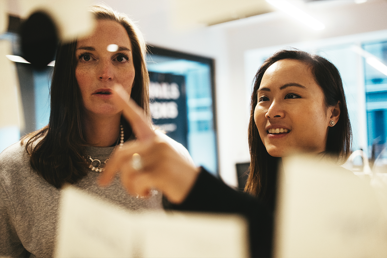 Två kvinnor står och diskuterar