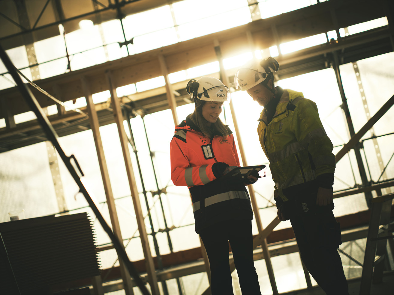 Två personer på en byggarbetsplats