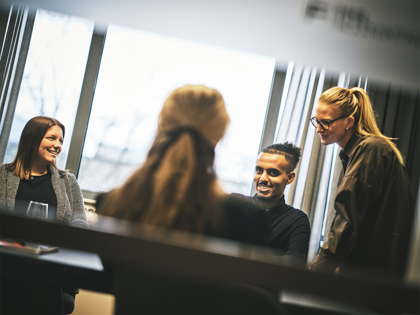 kollegor sitter tillsammans