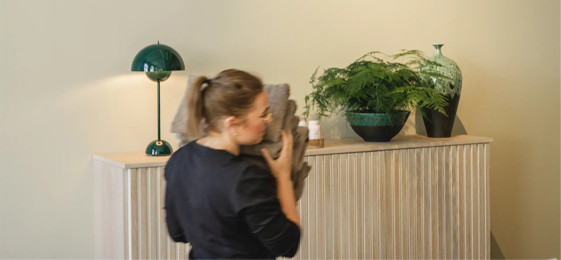 Kvinna bär handdukar