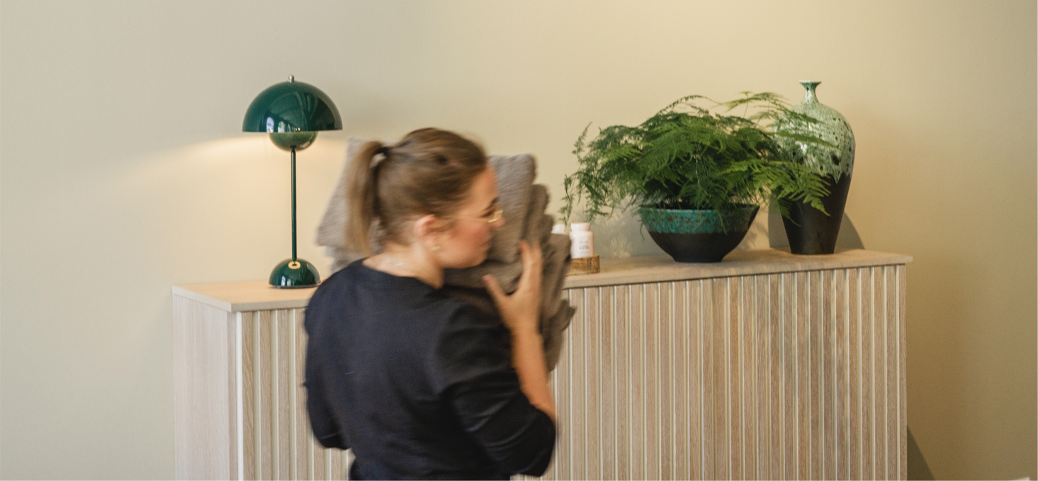 Kvinna bär handdukar