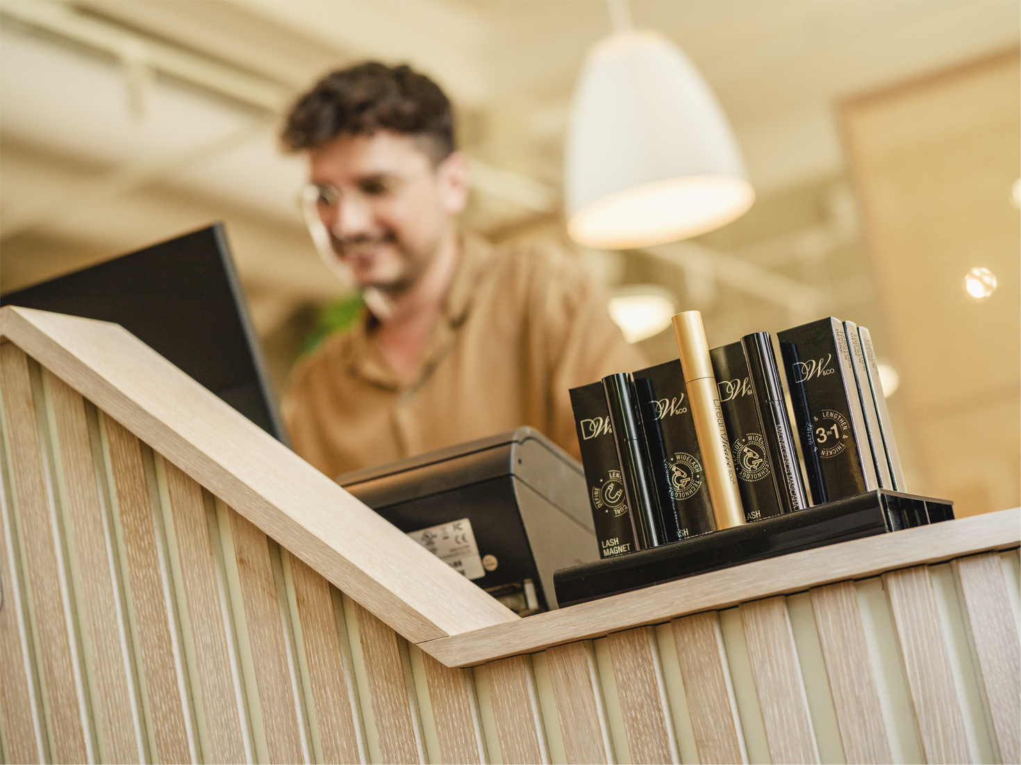 Man står i kassan på en salong