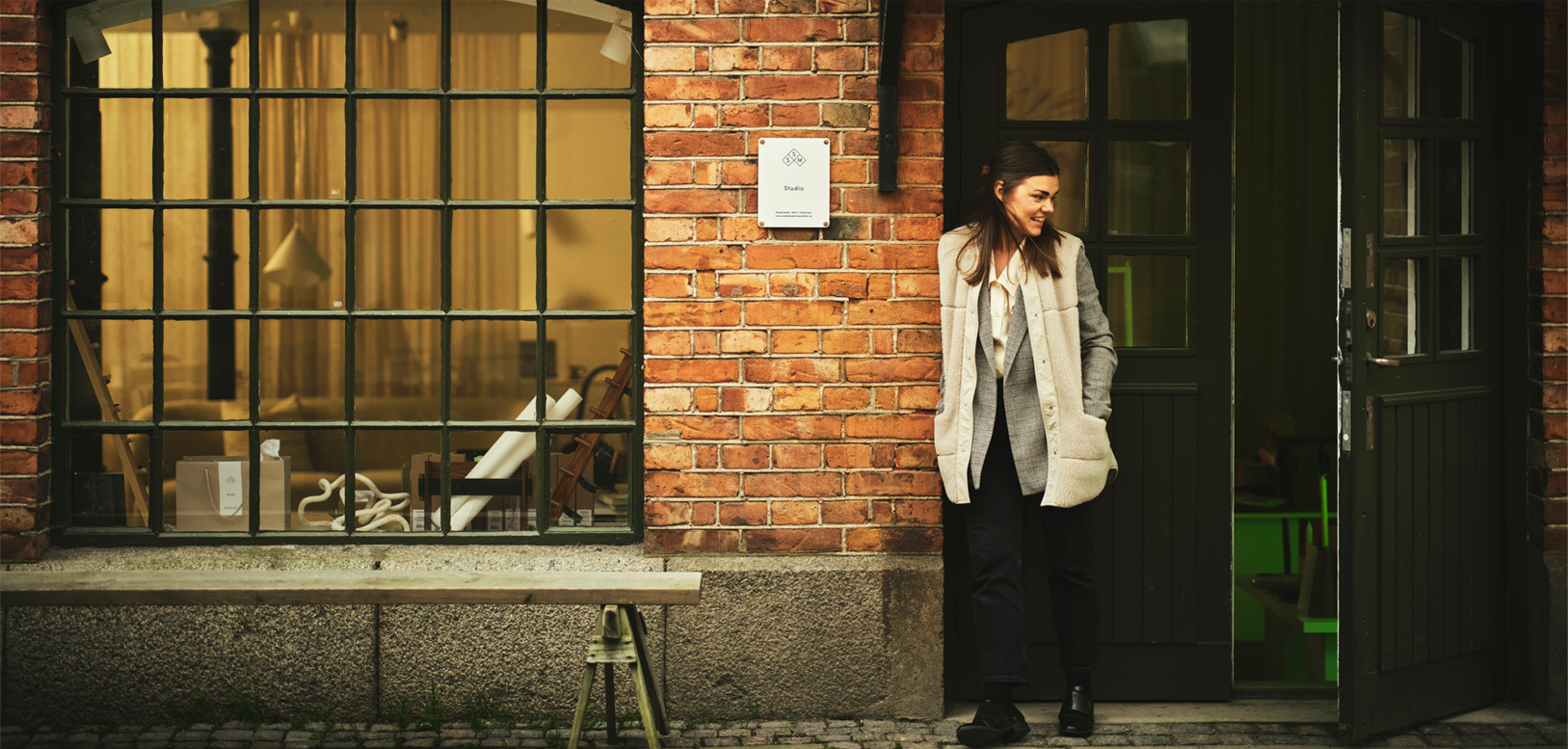 En kvinna som står i dörren till en byggnad