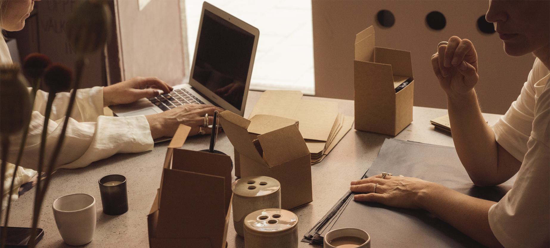 Två personer arbetar vid ett bord