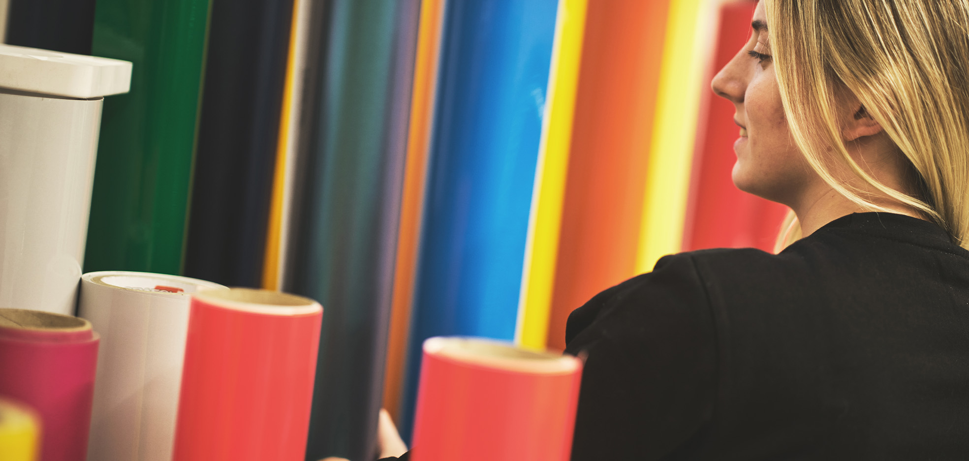 Kvinna står framför lager av foliering