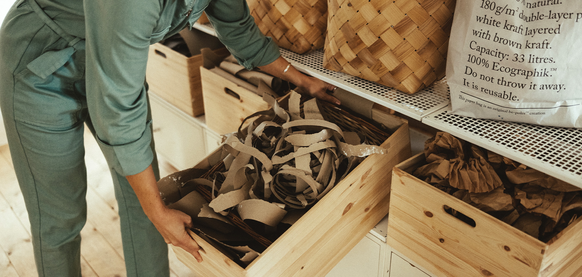 Kvinna står och letar i en låda