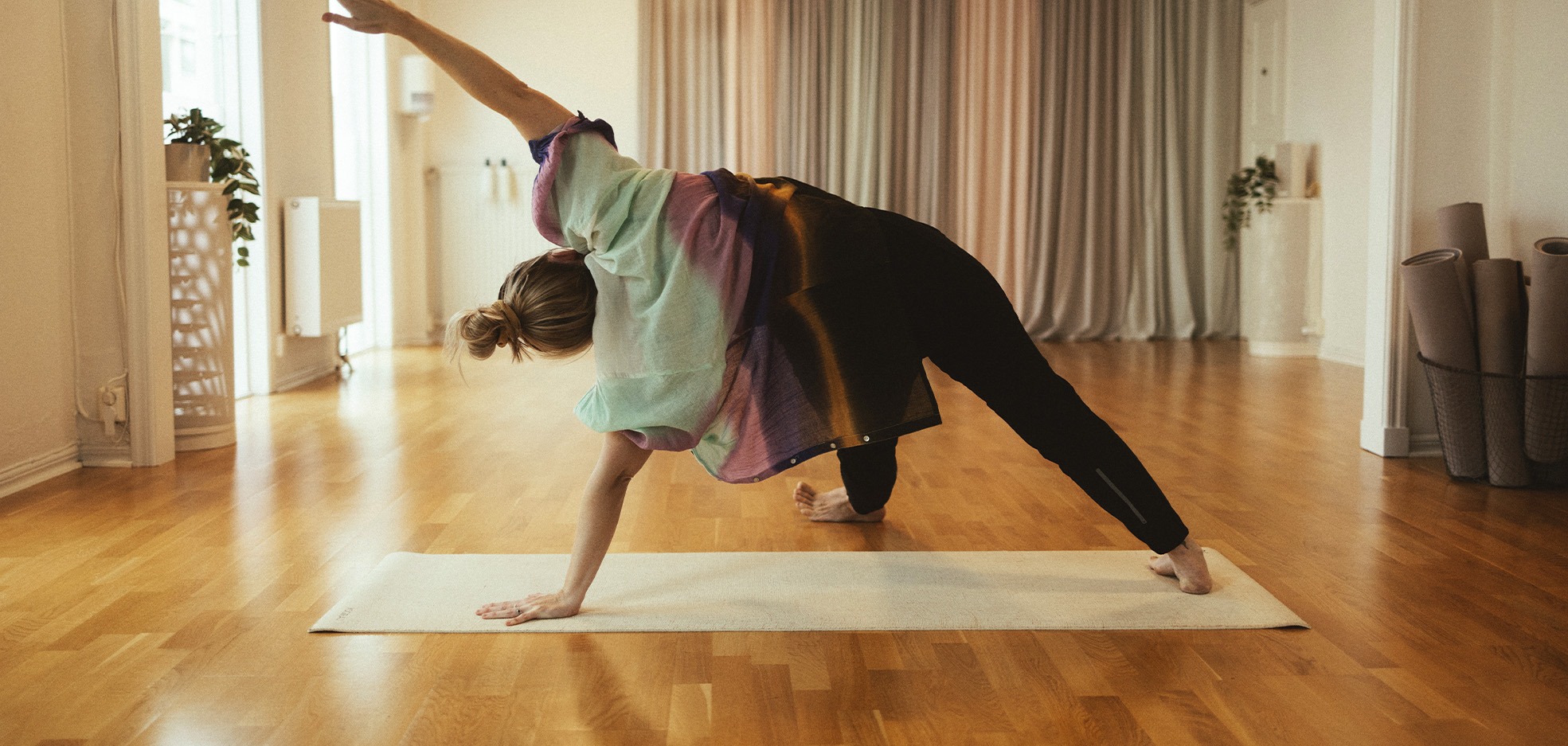 Kvinna som gör yoga