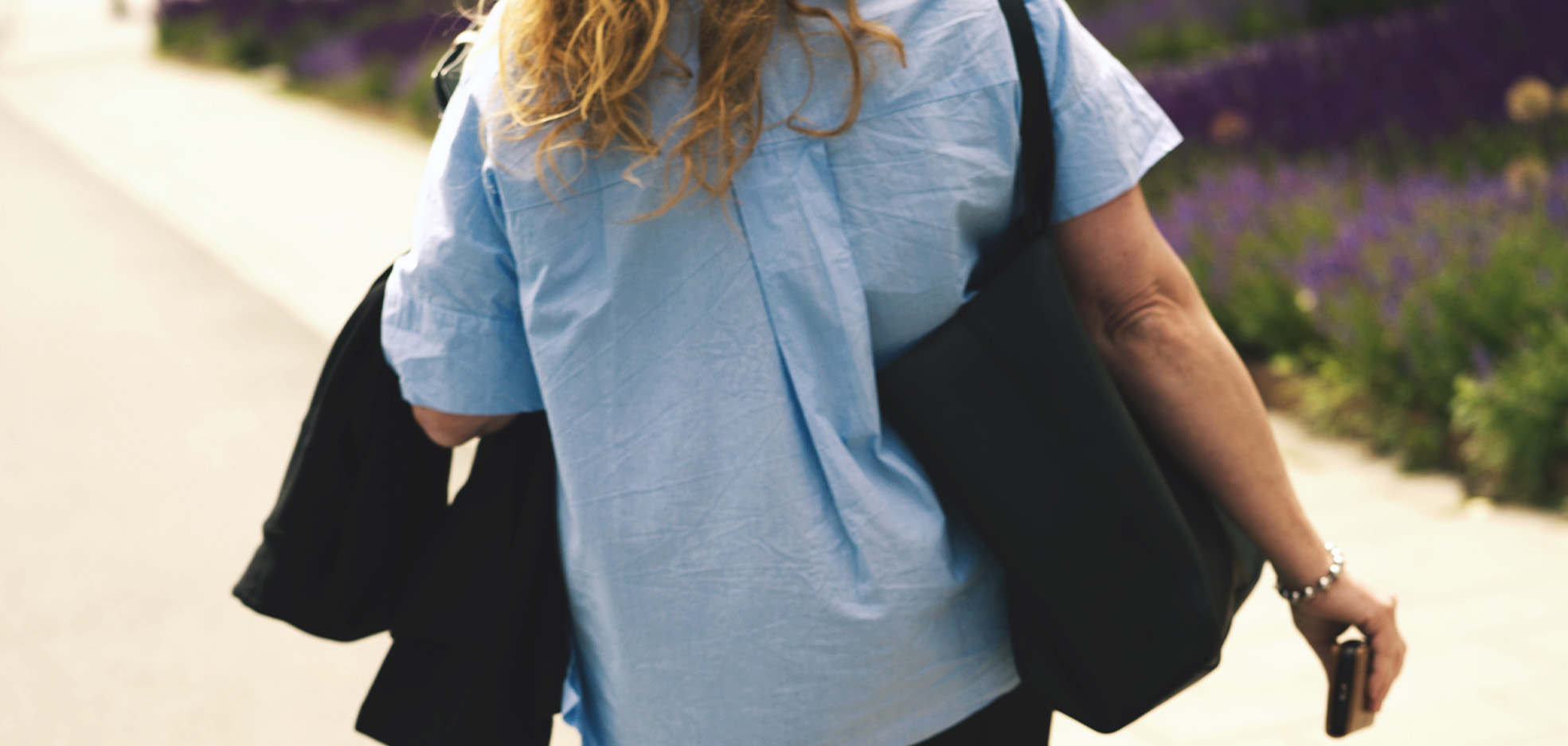 Kvinna går på gatan