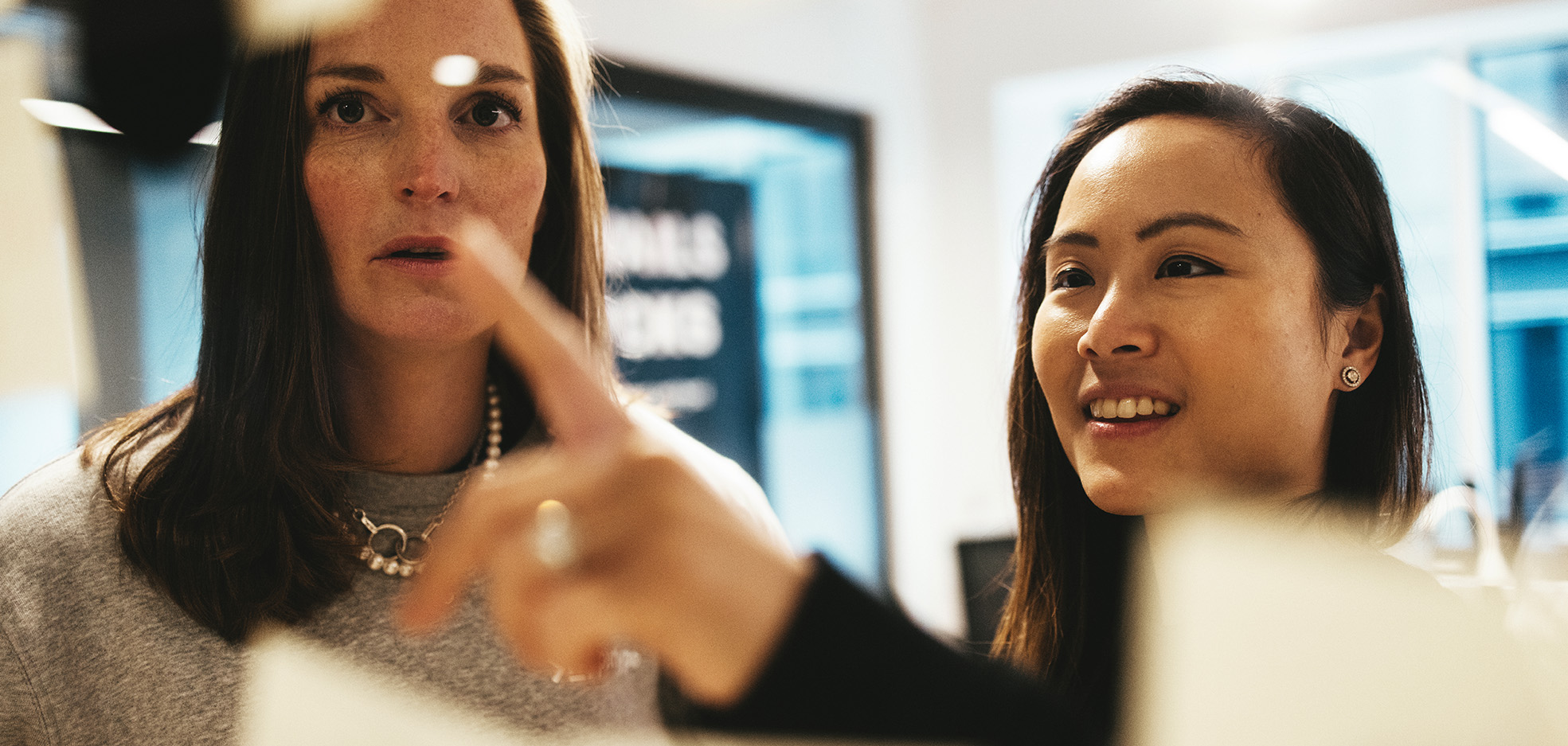 Två kvinnor står och pratar