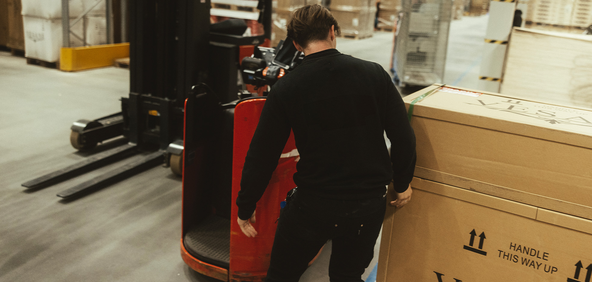 Man står och lastar ett stort paket