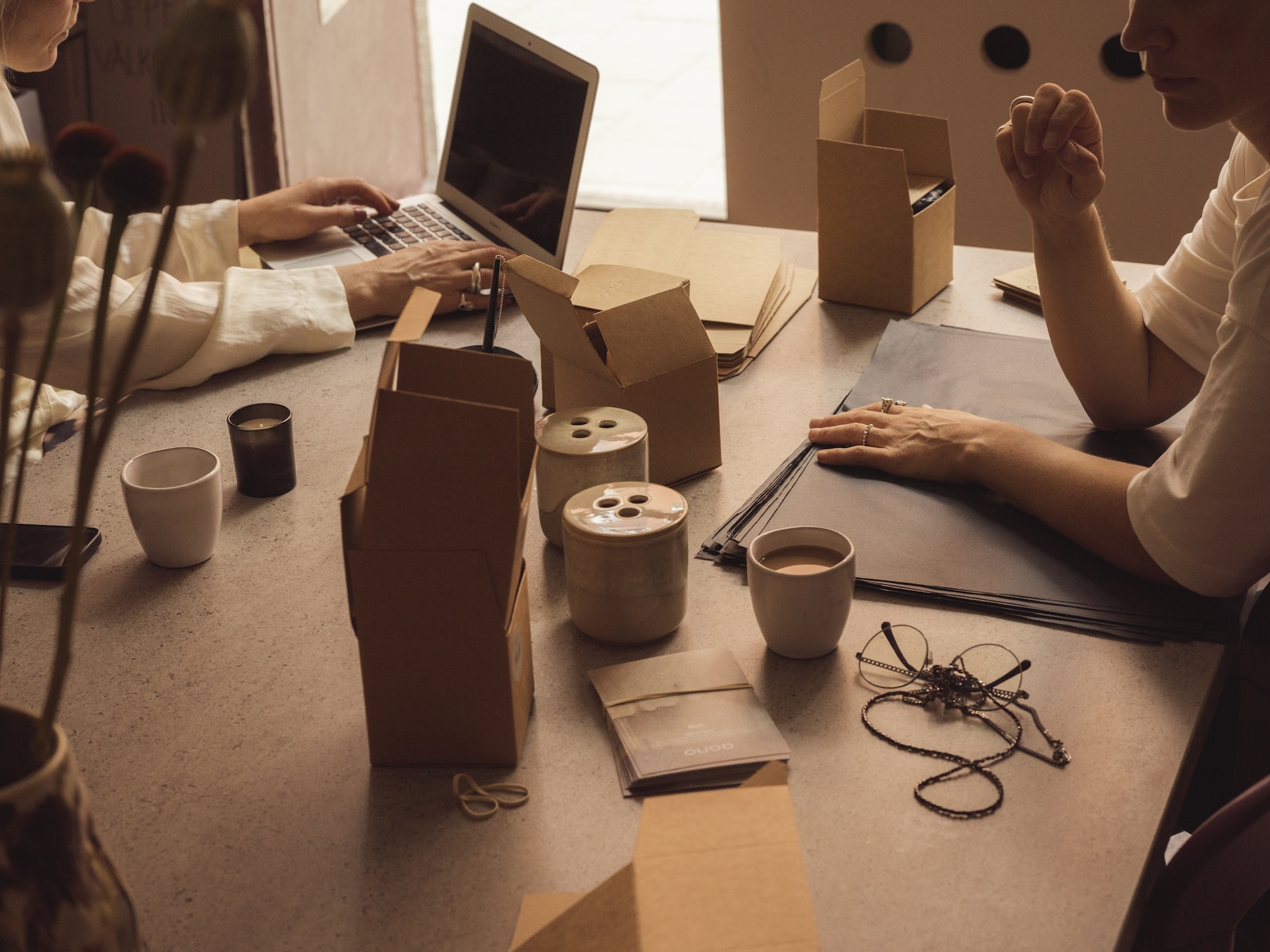 Två personer sitter vid ett skrivbord