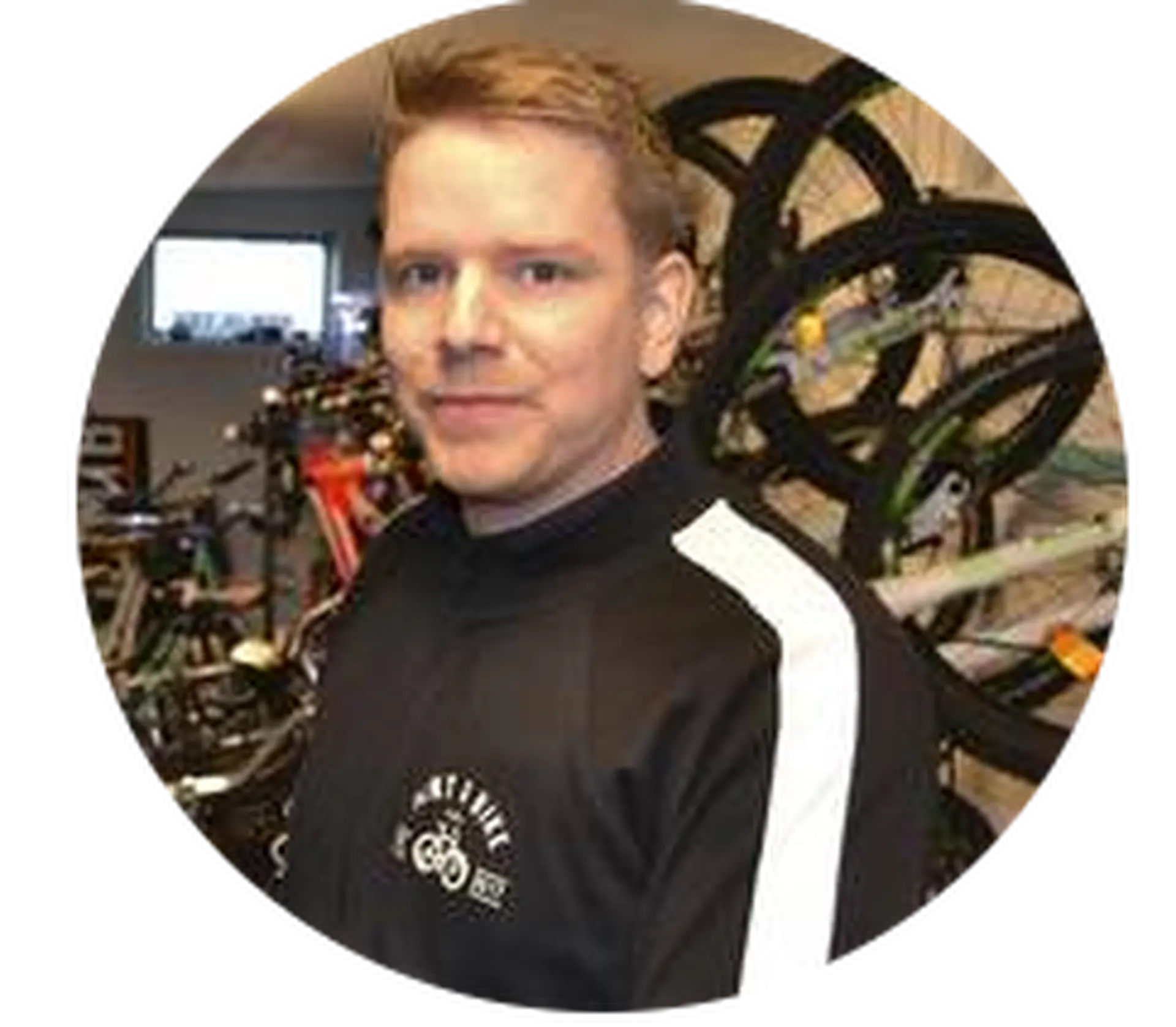 Porträttbild på en man med cyklar