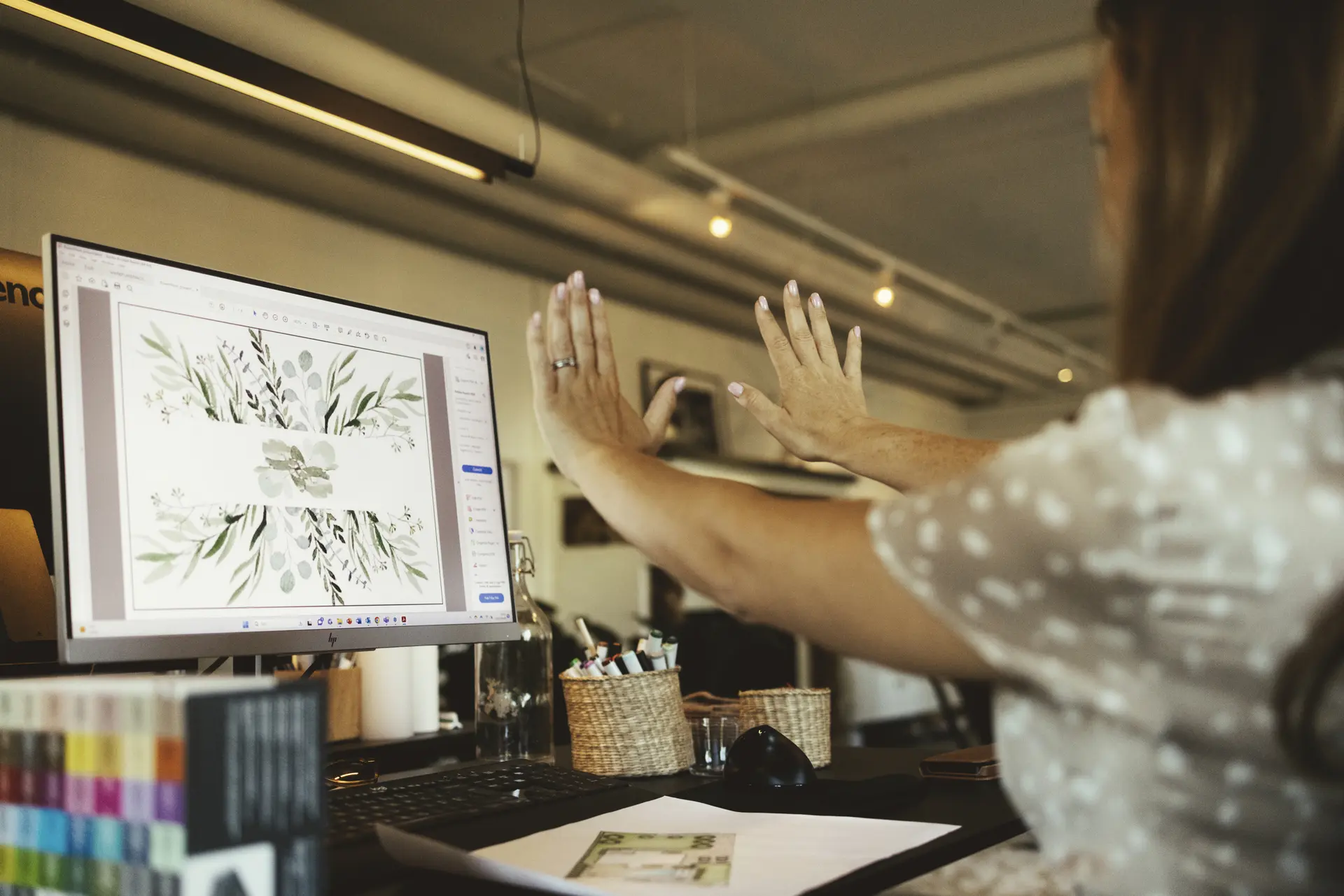 Kvinna tradgardsarkitekt skiss arbete