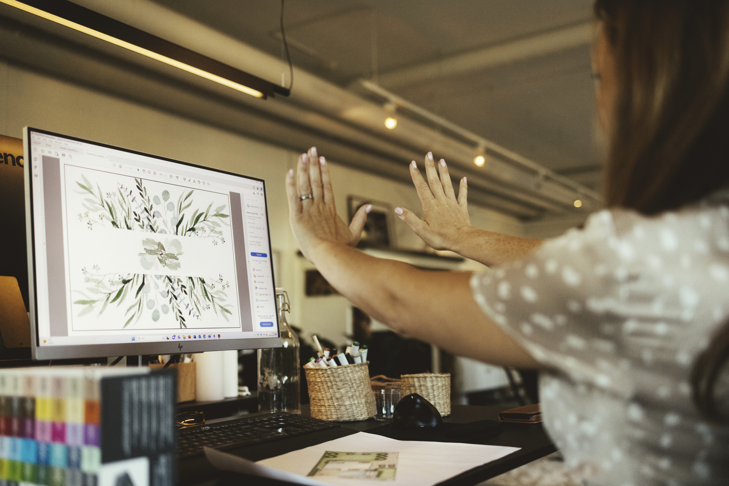 Kvinna tradgardsarkitekt skiss arbete