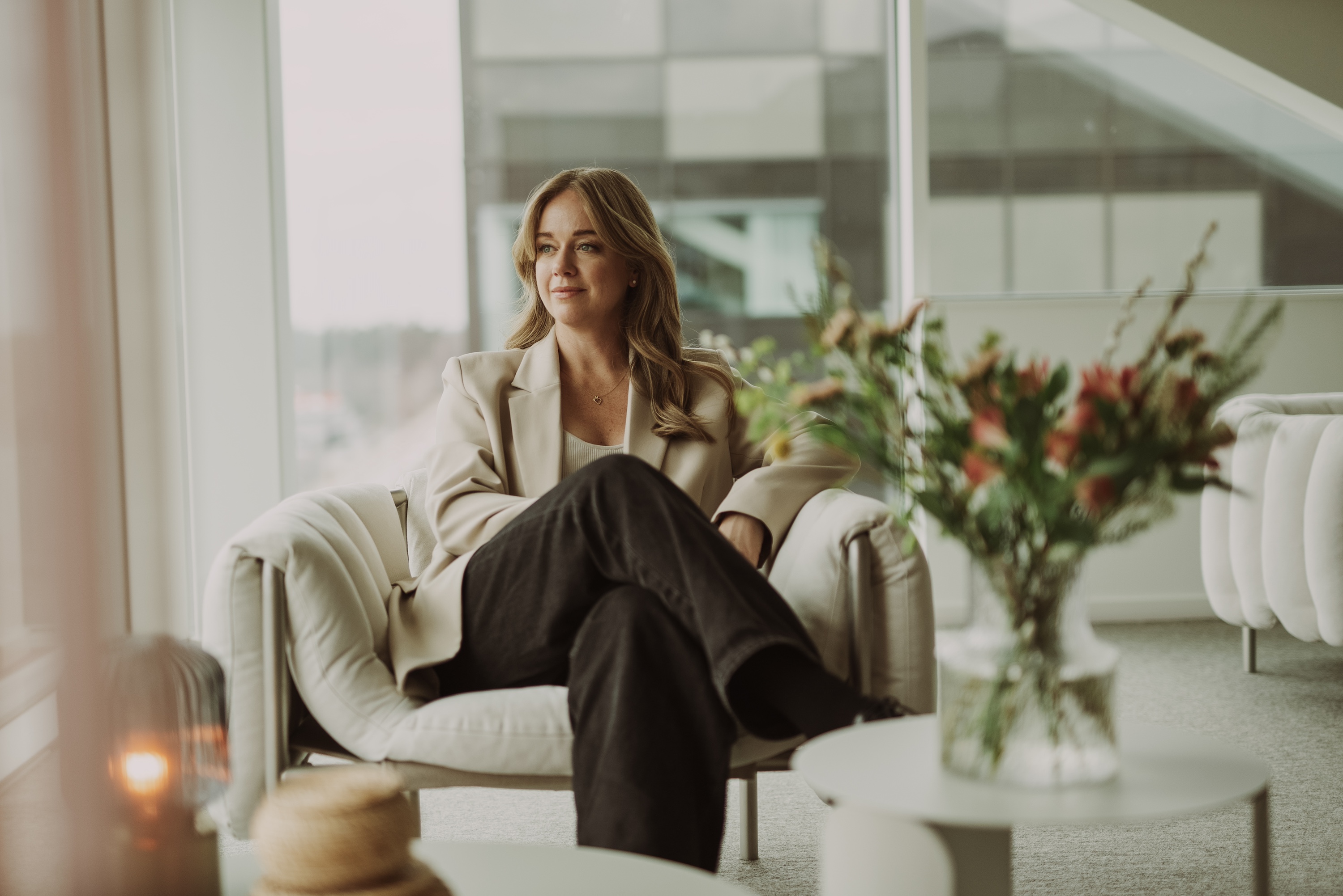 En kvinna sitter i en fåtölj