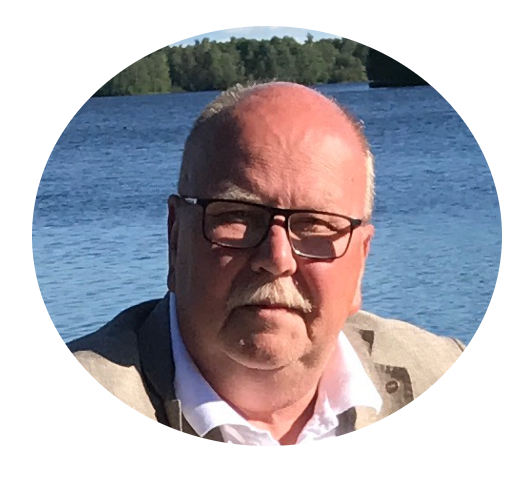 Porträttbild på en man vid en sjö