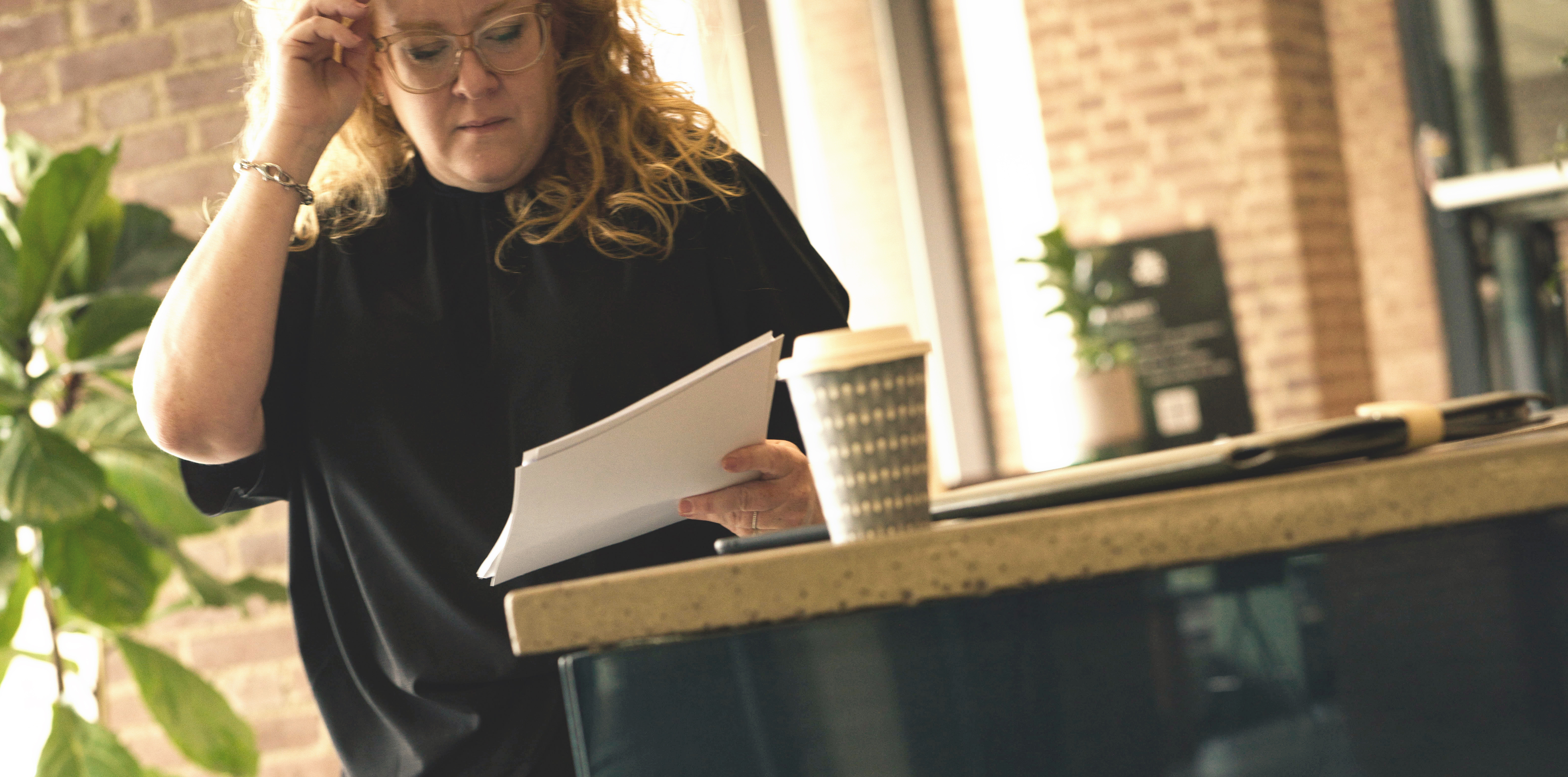 Kvinna står och kollar på material