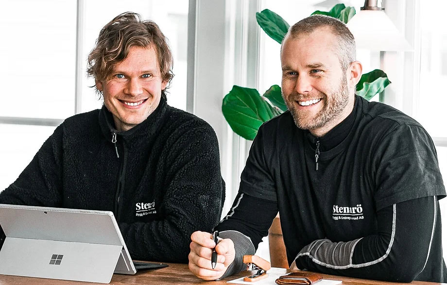 Två män från Stenarö AB sitter vid ett bord och arbetar