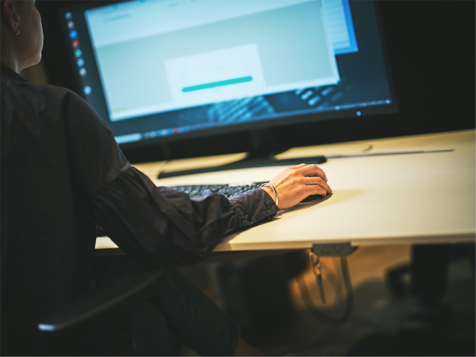 Kvinna tittar in i skärm