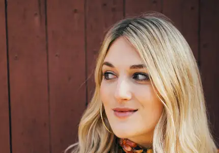 Photo of Lauren Bravo
