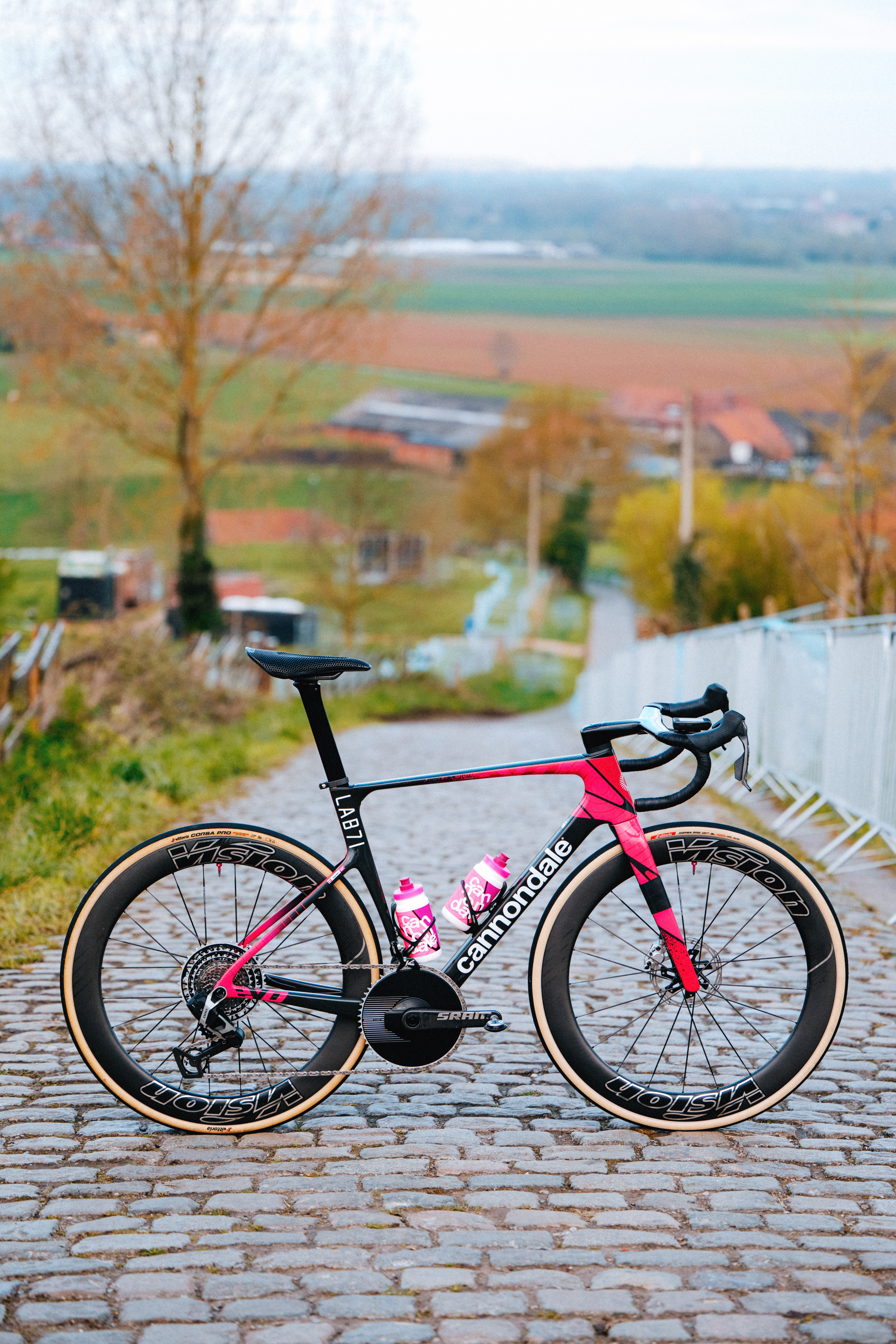 Cannondale SuperV ラメ入りレッドカラー Bike check: Kasper Asgreen's Cannondale LAB71 SuperSix EVO for De