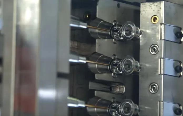 Video zeigt Drei-Komponenten-Spritzgießmaschine