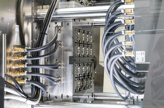 Video shows e-mac injection molding machine with cleanroom package