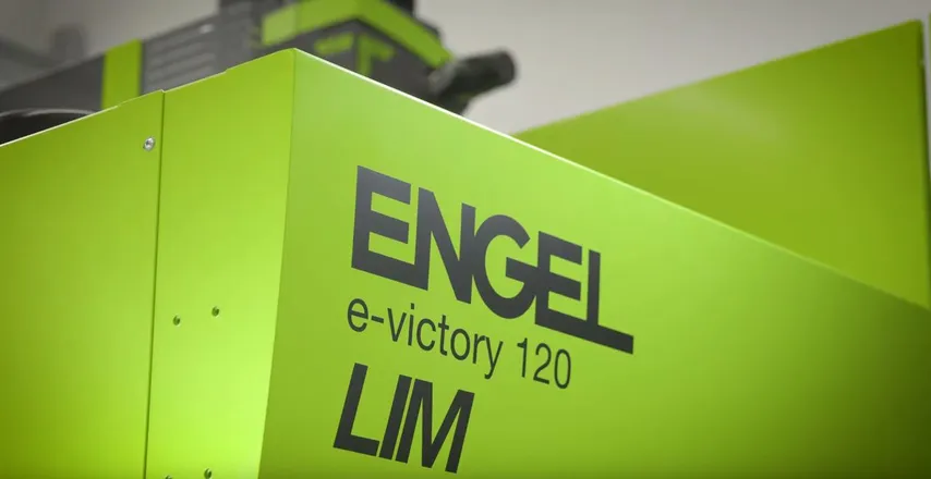 视频展示 FFP2 口罩的生产