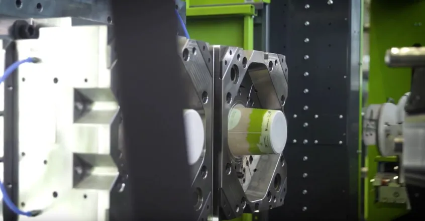 Video ukazuje vstřikování tenkostěnných plastů pomocí IML  (etiketování ve formě)