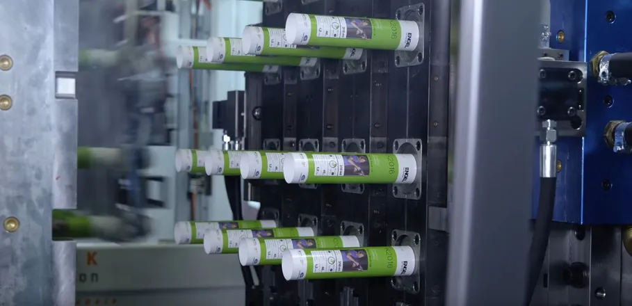 Video zeigt Produktion einer Dünnwand-Kartusche