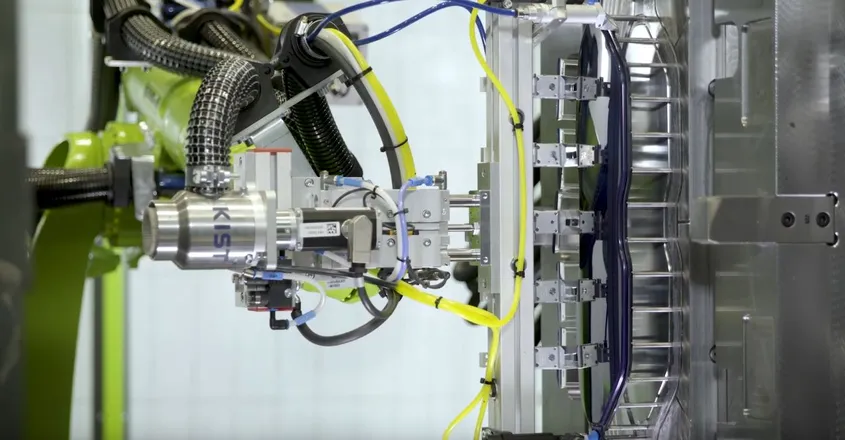 El vídeo muestra el proceso de moldeo por inyección en una sola etapa