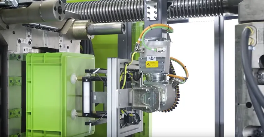 Vidéo montrant la production d'une boîte de transport avec le procédé ENGEL skinmelt