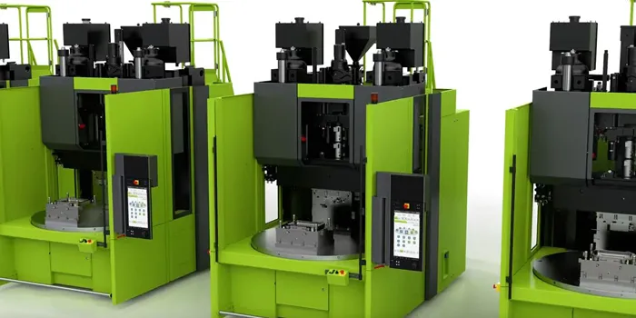 Bild zeigt vertikale Spritzgießmaschine zum Umspritzen von Einlegeteilen