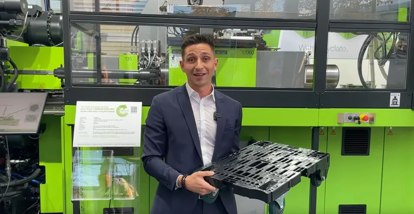 Une vidéo montre le processus de recyclage du plastique en deux étapes d'ENGEL