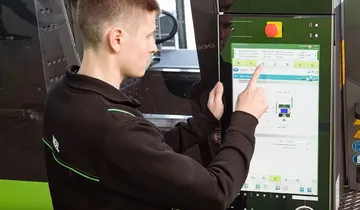 Picture shows operation of the ENGEL set-up assistant on the injection moulding machine control unit