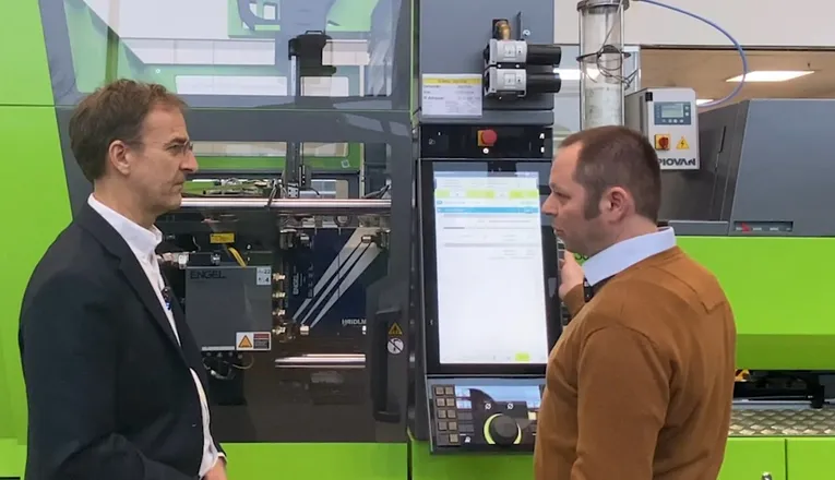 Video shows demonstration of the holding pressure assistant directly on ENGEL’s injection molding machine control unit.