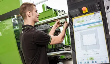 Bild zeigt Techniker bei der Spritzgießmaschinenwartung von ENGEL